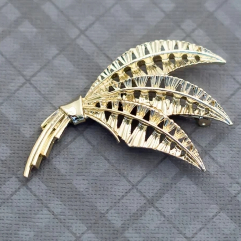 Vintage Gold Tone Bundle of Leaves Brooch